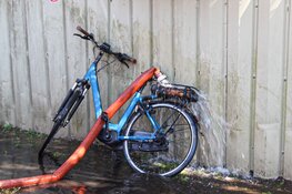 Schuurbrand door elektrische fiets in Naarden