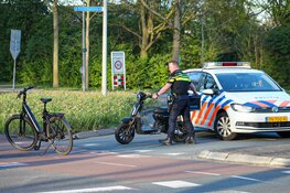 Fietsster gewond na botsing met bezorgscooter in Huizen