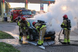 Auto vliegt spontaan in brand op A27