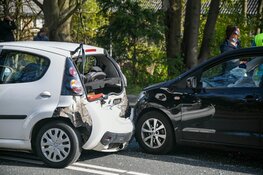 Vier auto's botsen op doorgaande weg in Hilversum