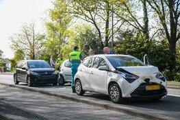 Vier auto's botsen op doorgaande weg in Hilversum