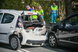 Vier auto's botsen op doorgaande weg in Hilversum