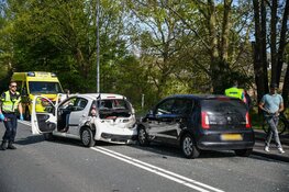 Vier auto's botsen op doorgaande weg in Hilversum