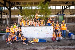 Jong bezoek bij de nieuwe westelijke toegang van station Naarden - Bussum