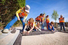 Jong bezoek bij de nieuwe westelijke toegang van station Naarden - Bussum