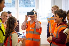 Jong bezoek bij de nieuwe westelijke toegang van station Naarden - Bussum