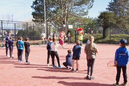 KNLTB Tenniskids mascottes Ace en Love bij TV Huizen