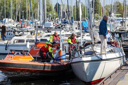 Zeilboot dreigt te zinken op IJsselmeer