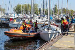 Zeilboot dreigt te zinken op IJsselmeer