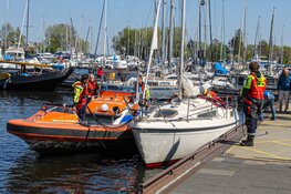 Zeilboot dreigt te zinken op IJsselmeer