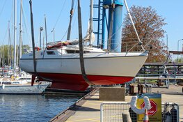 Zeilboot dreigt te zinken op IJsselmeer