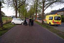 Auto tegen boom gereden in Naarden
