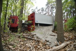 Zandvrachtwagen kantelt in Anna's Hoeve in Laren