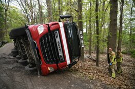 Zandvrachtwagen kantelt in Anna's Hoeve in Laren