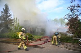 Grote brand in woning met rietendak in Laren