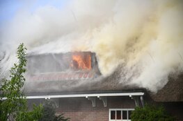 Grote brand in woning met rietendak in Laren
