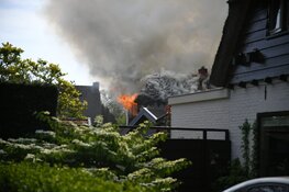 Grote brand in woning met rietendak in Laren