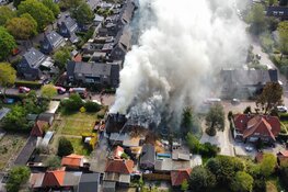 Grote brand in woning met rietendak in Laren
