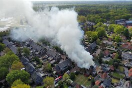 Grote brand in woning met rietendak in Laren