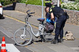 Vrouw in Bussum op elektrische fiets aangereden, automobilist slaat op de vlucht