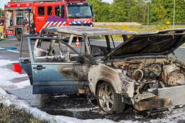 Auto in brand op afrit Hilversum