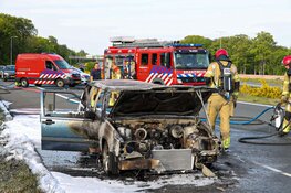 Auto in brand op afrit Hilversum