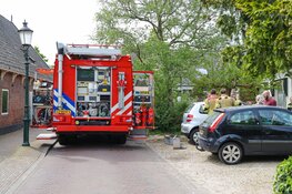 Baby uit auto gered in Huizen