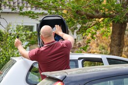 Baby uit auto gered in Huizen