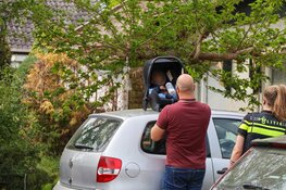 Baby uit auto gered in Huizen