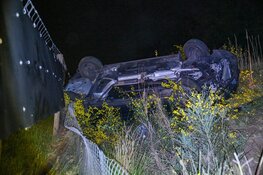 Auto over de kop op A27 bij Hilversum