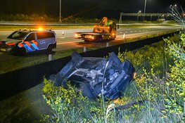 Auto over de kop op A27 bij Hilversum