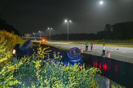 Auto over de kop op A27 bij Hilversum