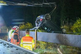 Auto over de kop op A27 bij Hilversum