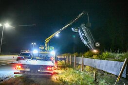 Auto over de kop op A27 bij Hilversum