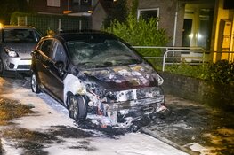Auto door brand verwoest in Hilversum