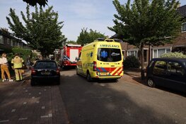 Bewoonster licht gewond bij kleine keukenbrand in Huizen
