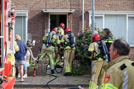 Bewoonster licht gewond bij kleine keukenbrand in Huizen
