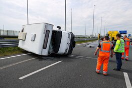 Camper kantelt op A1 bij Muiden na aanrijding met vrachtwagen