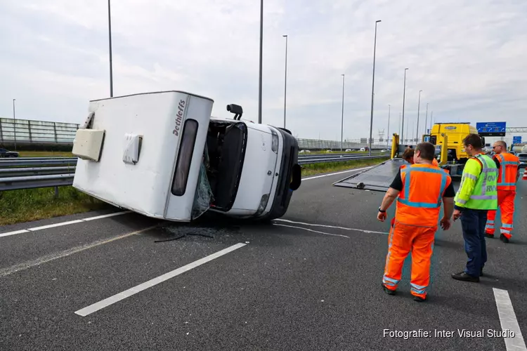 Camper kantelt op A1 bij Muiden na aanrijding met vrachtwagen