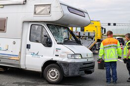 Camper kantelt op A1 bij Muiden na aanrijding met vrachtwagen