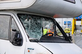 Camper kantelt op A1 bij Muiden na aanrijding met vrachtwagen