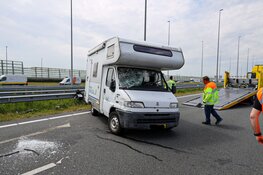 Camper kantelt op A1 bij Muiden na aanrijding met vrachtwagen