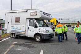 Camper kantelt op A1 bij Muiden na aanrijding met vrachtwagen