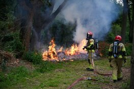 Brandend tuinafval zorgt voor flinke rookontwikkeling