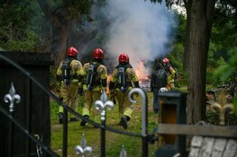 Brandend tuinafval zorgt voor flinke rookontwikkeling