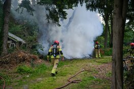 Brandend tuinafval zorgt voor flinke rookontwikkeling