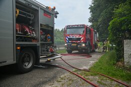 Brandend tuinafval zorgt voor flinke rookontwikkeling
