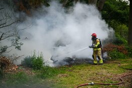 Brandend tuinafval zorgt voor flinke rookontwikkeling