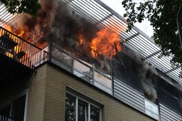 Uitslaande brand in flat in Huizen