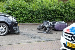 Bromfietser zonder helm frontaal in botsing met auto